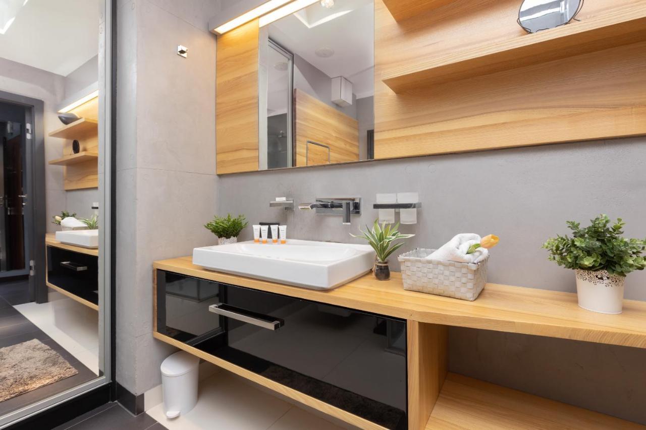Warsaw Srodmiescie Riverside Three-Bedroom Apartment By Renters Exteriör bild