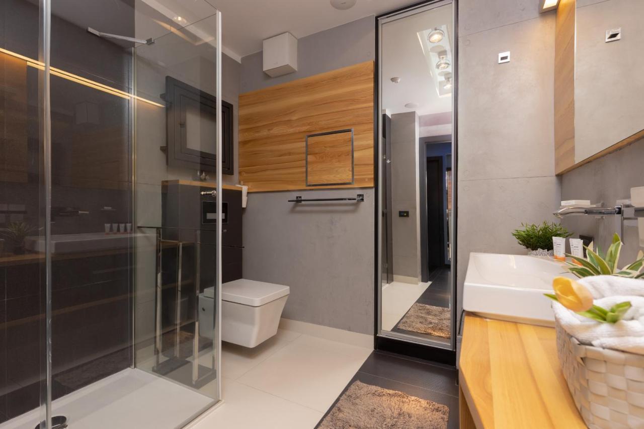 Warsaw Srodmiescie Riverside Three-Bedroom Apartment By Renters Exteriör bild